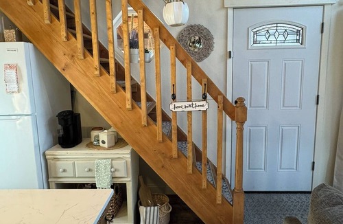 Sutton House | Charming 1-bedroom tiny farmhouse in enchanting Sutton-Alpine with WiFi.