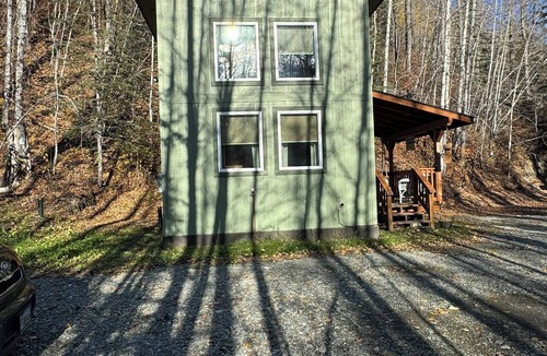 Sutton House | Charming 1-bedroom tiny farmhouse in enchanting Sutton-Alpine with WiFi.