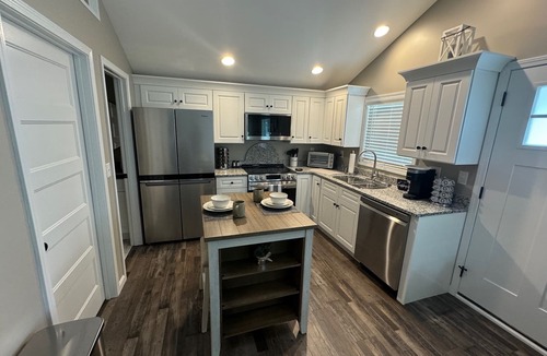 Henderson House | Charming 1-bedroom house with river view in Henderson.
