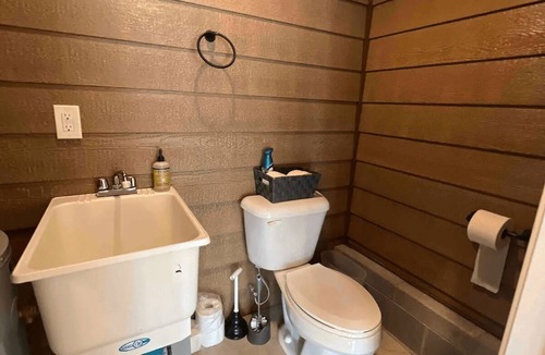 Rocky Top House | Charming 1-bedroom with loft house with AC, WiFi on beautiful Norris Lake