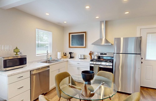 Marion House | Charming 1BR loft w/2 twins, cozy reading nook, walking distance to IWU