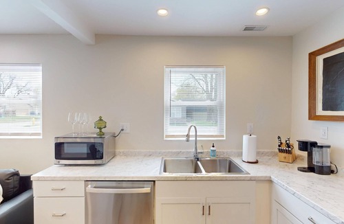 Marion House | Charming 1BR loft w/2 twins, cozy reading nook, walking distance to IWU