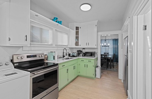 Hampton House | Charming 2 bed 1 bath near Langley Air Force Base