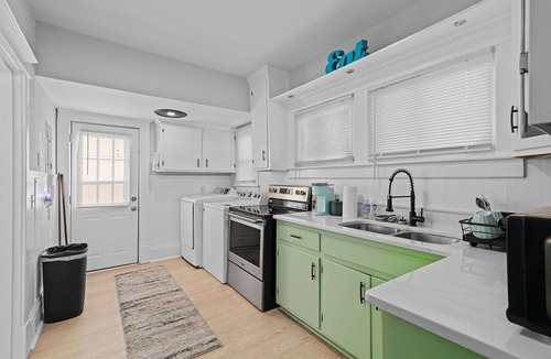 Hampton House | Charming 2 bed 1 bath near Langley Air Force Base