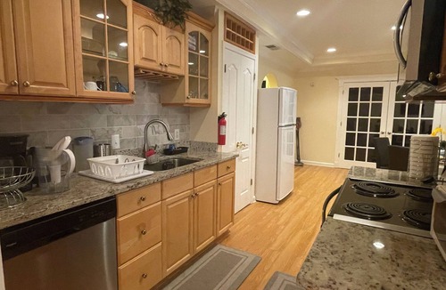 Johns Creek House | Charming 2-bedroom 1 bath, Livingroom, full kitchen, WiFi & AC in Alpharetta.
