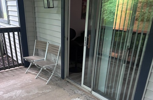 Greensboro Apartment | Charming 2-bedroom apartment with WiFi, AC in pleasant Greensboro