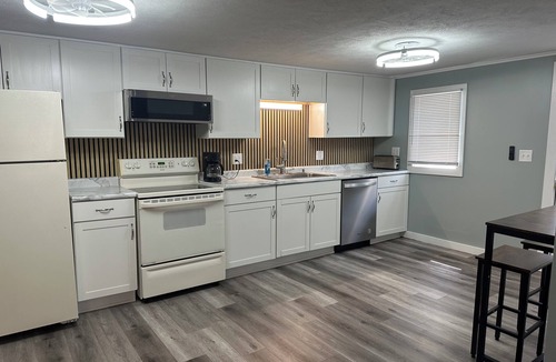 Wabash Apartment | Charming 2-bedroom apartment with new queen beds, AC , Great kitchen! Porch