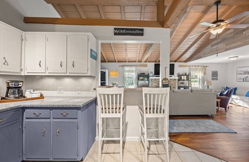 Somerset House | Charming 2 Bedroom Cabin Minutes from Lake Cumberland, Great Outdoor Seating!