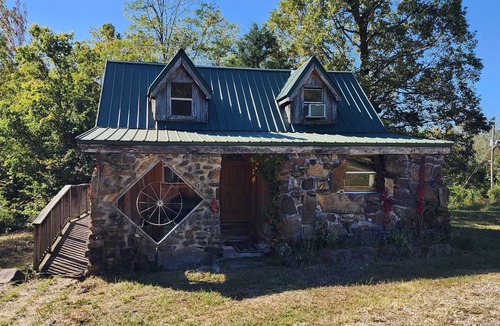 Harrison Cabin | Charming 2-bedroom cabin on 18 Acres with WiFi, AC in Compton. Hunting Perfect!