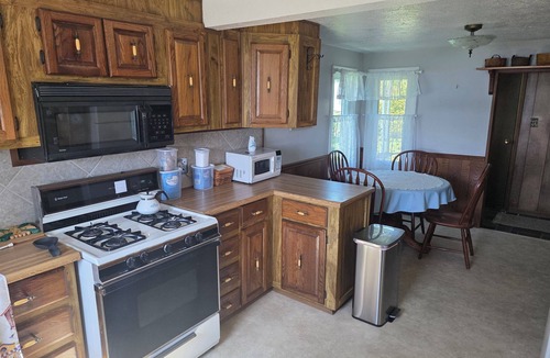 Simonton Lake Cottage | Charming 2-bedroom cottage "on Simonton Lake" in Elkhart, IN with WiFi and A/C