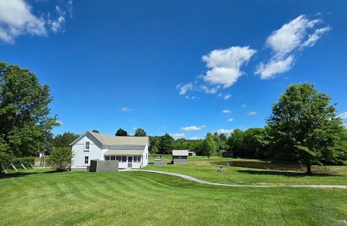 Seymour House | Charming 2-bedroom farmhouse 15 min drive to Pigeon Forge! Rv/Trailer Parking
