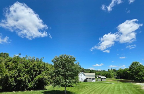 Seymour House | Charming 2-bedroom farmhouse 15 min drive to Pigeon Forge! Rv/Trailer Parking