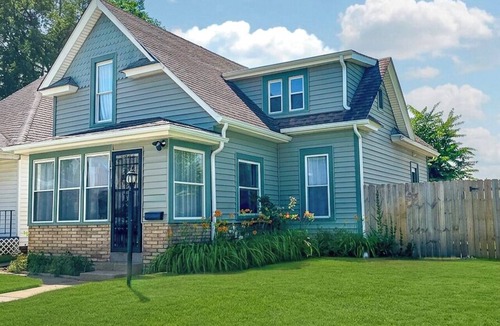 South Bend House | Charming 2-bedroom home, close to Downtown South bend and 5 mins away from ND