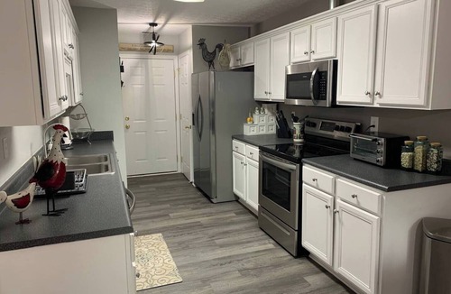 Radcliff House | Charming 2-bedroom townhome with High Speed wifi and smart TV’s in Radcliff