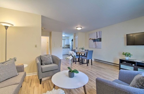 Gurnee House | Charming 2Bd Townhome Near Beach & Base, Six Flags