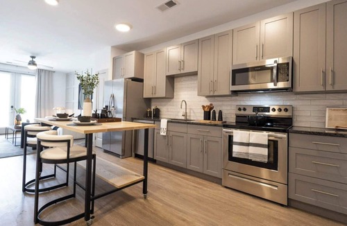 East Walnut HIlls Apartment | Charming 2BR/2BA Suites Near Downtown Cincinnati