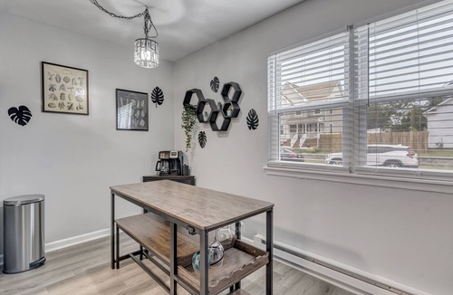 Bayview Condo | Charming 2BR Norfolk Home 2 blocks from Beach