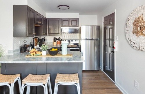 Buckroe Beach House | Charming 2BR Retreat Big Yard - Ideal for 30+ Day Stays