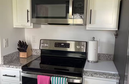 Jeffersonville House | Charming 3-bedroom house in wonderful Jeffersonville with WiFi, AC
