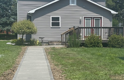 Fortville House | Charming 3-bedroom, 2-12/bath house with AC, WiFi in peaceful Fortville