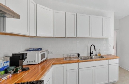 Greater Grand Crossing House | Charming 3-bedroom bungalow 15 min south of Chicago ,15 min from Obama Center