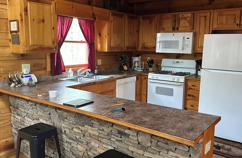 Morganton Cabin | Charming 3-bedroom cabin with WiFi, AC ten mins from downtown Blue Ridge