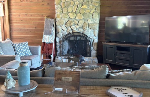 Waterloo Cabin | Charming 3-bedroom cabin in tranquil Waterloo "Doc Holiday"