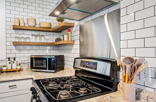 Mobile Cottage | Charming 3-bedroom cottage with AC in Mobile
