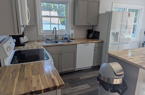 Dutton House | Charming 3-bedroom house/Private Pool + Game Room