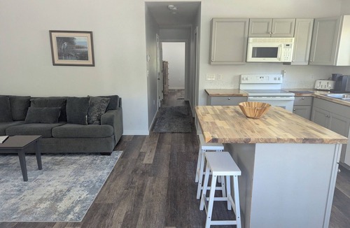Dutton House | Charming 3-bedroom house/Private Pool + Game Room