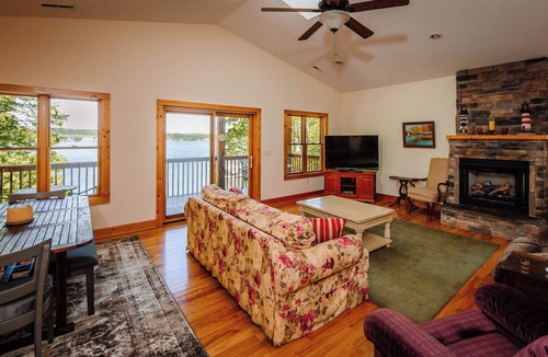 Ingles House | Charming 3-bedroom house on lovely Claytor Lake with AC, WiFi, and lake views