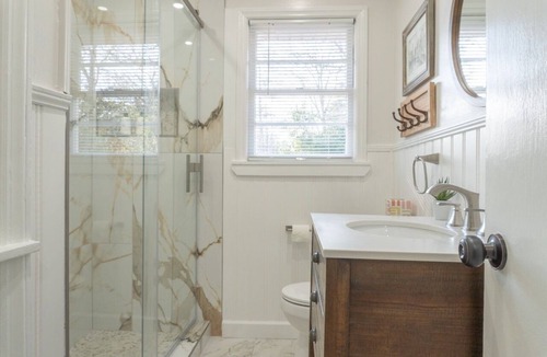 Macon House | Charming 3-bedroom house in Macon - centrally located to shopping and dining.