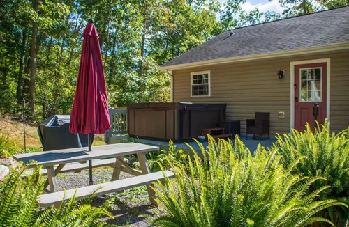 Fort Valley House | Charming 3-bedroom mountain retreat in beautiful Fort Valley with Hot Tub Hiking