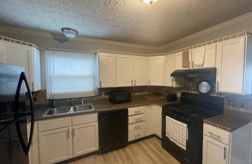 Speedway House | Charming 3-bedroom bungalow in pleasant Indianapolis with WiFi, AC,