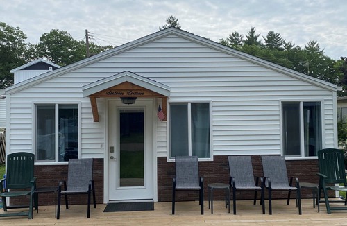White Cloud Cottage | Charming 3-bedroom cottage with WiFi and AC in delightful White Cloud