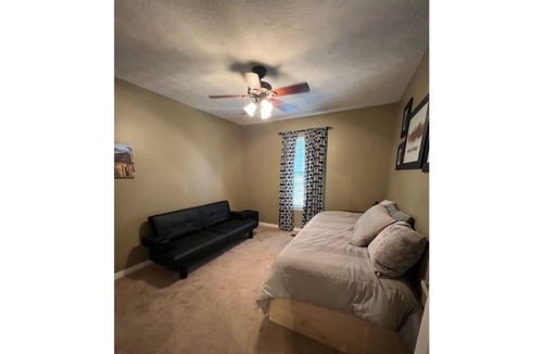 Cullman House | Charming 3 Bedroom with Hot Tub in city limits.
