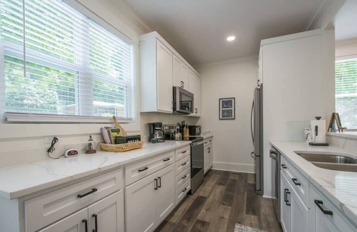 Flat Rock House | Charming 3BR w Balconies Walk to Flat Rock Playhouse