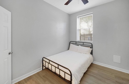Lower West Side Apartment | Charming 4-bedroom apartment in pilsen