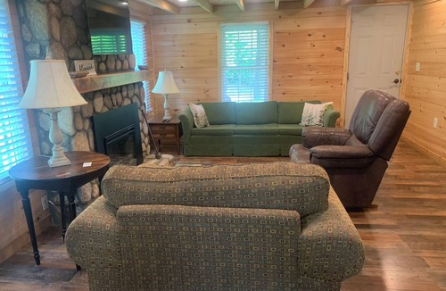 Sunset House | Charming 4-bedroom farmhouse w/WiFi, AC in lovely Eastatoee Valley, Sunset, SC.