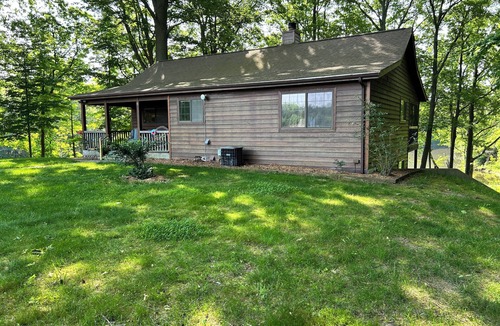 South Haven Cottage | Charming 4-bedroom cottage with fireplace & hot tub