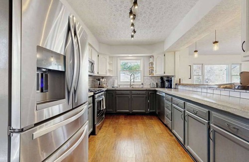 Royal Pines House | Charming 4BR retreat with Full Kitchen, Wifi and Patio | Pet-friendly
