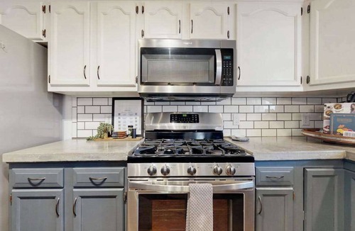 Royal Pines House | Charming 4BR retreat with Full Kitchen, Wifi and Patio | Pet-friendly