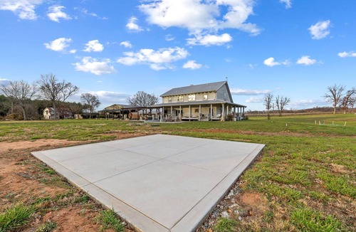 Tuscarora House | Charming 5-bedroom farmhouse in delightful Leesburg, sauna, jacuzzi, fire pit.