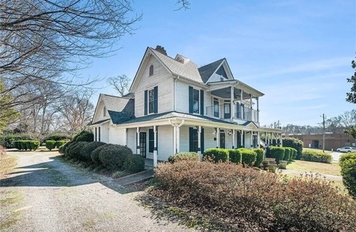 Hartwell House | Charming 8-bedroom home in Hartwell, 5 minutes from Cateechee Golf Club!
