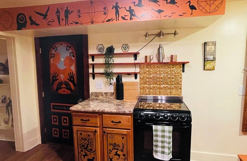 Near Eastside Cottage | Charming Art Studio Casita I Sleeps 5 I Minutes from Downtown I Free Parking