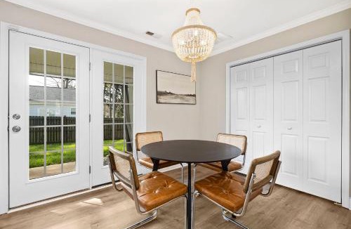 North Belmont House | Charming Belmont Retreat - 3 beds & Private Yard