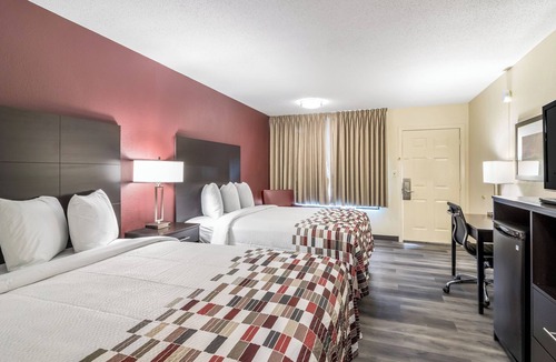 Dandridge Hotel | Charming Budget Room – Close to Dollywood & Local Activities