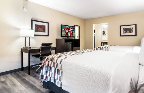Dandridge Hotel | Charming Budget Room – Close to Dollywood & Local Activities