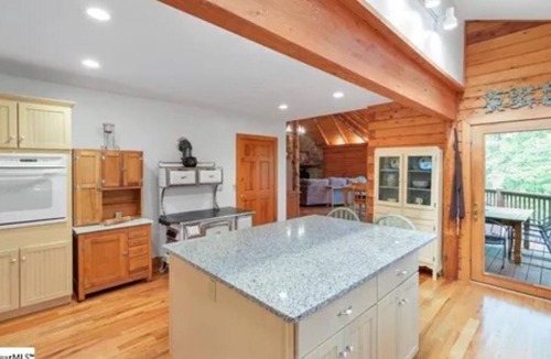 Highland Cabin | Charming cabin with WiFi, AC in the mountains.