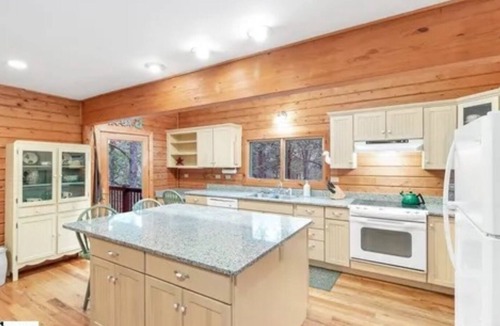 Highland Cabin | Charming cabin with WiFi, AC in the mountains.